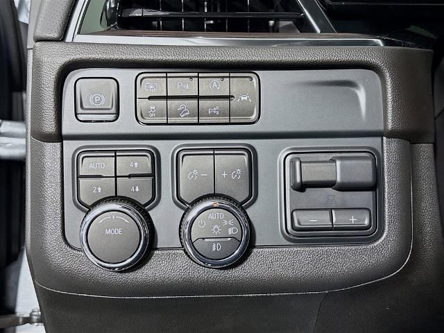 2025 Chevrolet Suburban Vehicle Photo in PUYALLUP, WA 98371-4149