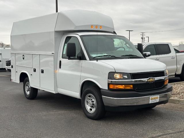 2024 Chevrolet Express Cutaway 3500 Vehicle Photo in COLUMBIA, MO 65203-3903