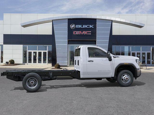2025 GMC Sierra 3500 HD Chassis Cab Vehicle Photo in DANBURY, CT 06810-5034