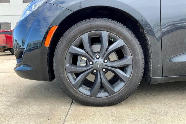 2020 Chrysler Pacifica Vehicle Photo in TOPEKA, KS 66609-0000