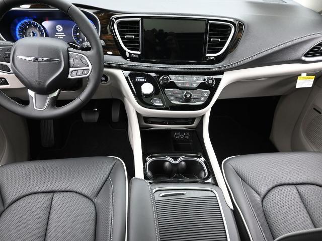 2024 Chrysler Pacifica Vehicle Photo in Cedar Rapids, IA 52402