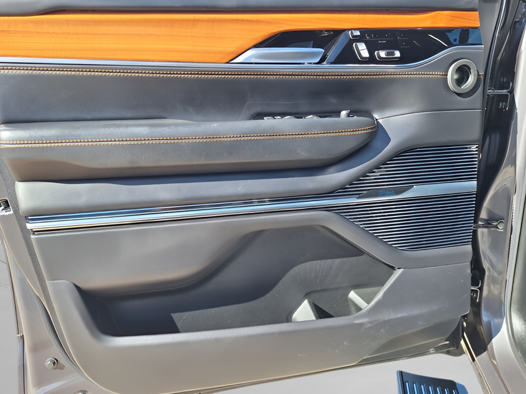 2022 Jeep Grand Wagoneer photo 34 of 36