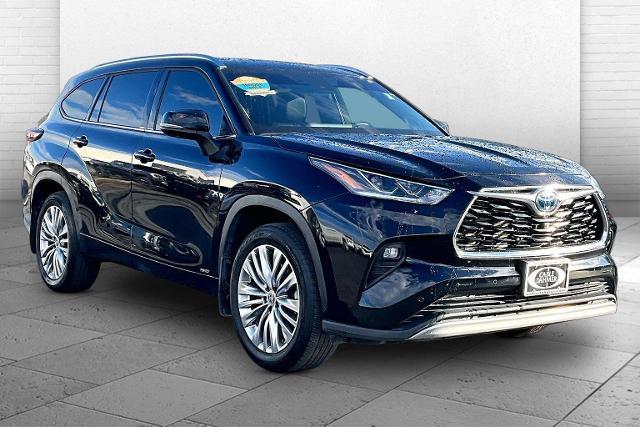 2024 Toyota Highlander Vehicle Photo in TOPEKA, KS 66609-0000