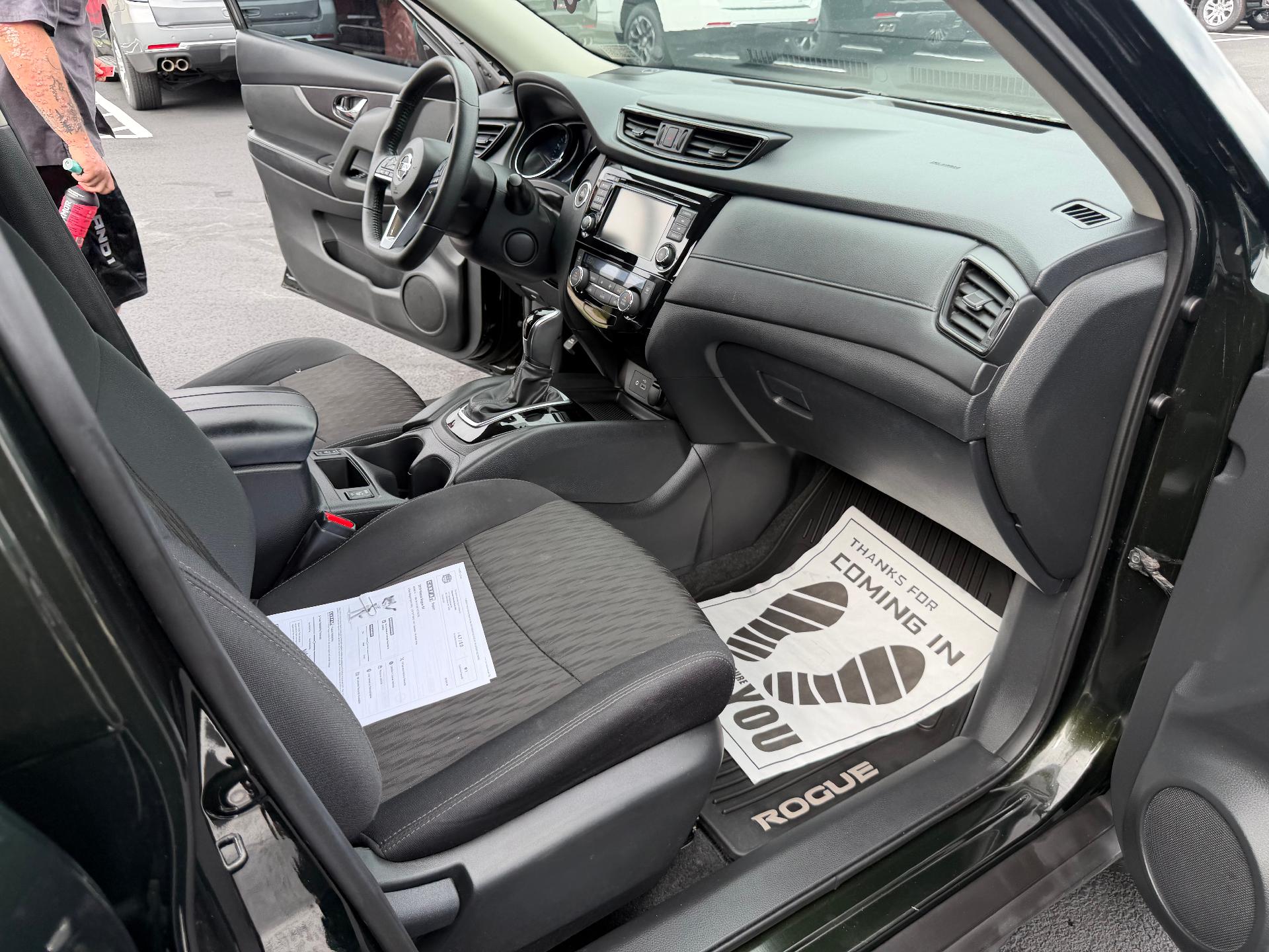 2019 Nissan Rogue photo 34 of 36
