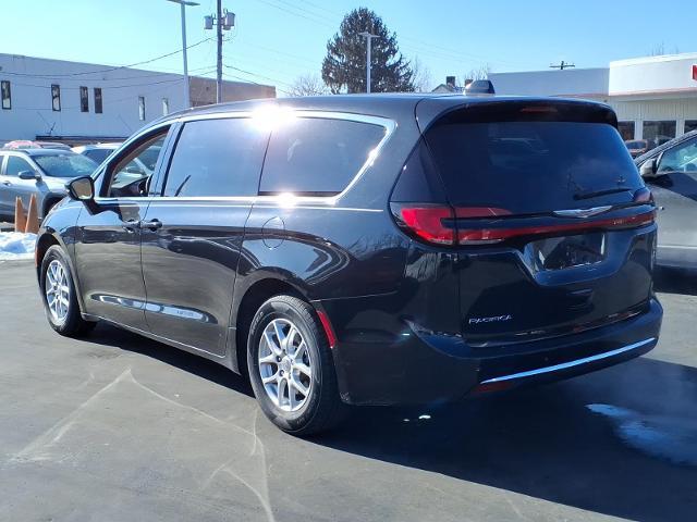2023 Chrysler Pacifica Touring L - 2