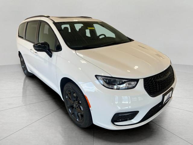 2026 Chrysler Pacifica Vehicle Photo in Neenah, WI 54956