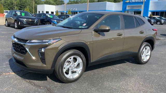 2024 Chevrolet Trax Vehicle Photo in MOON TOWNSHIP, PA 15108-2571
