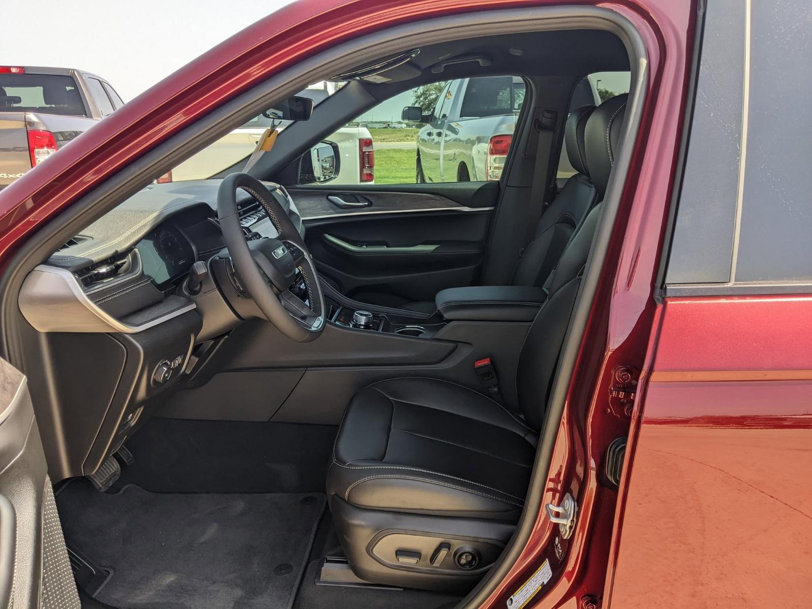 2025 Jeep Grand Cherokee L Vehicle Photo in Seguin, TX 78155