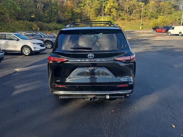 2024 Toyota Sienna Vehicle Photo in MOON TOWNSHIP, PA 15108-2571