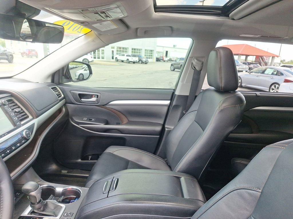 2019 Toyota Highlander Vehicle Photo in Marion, IA 52302