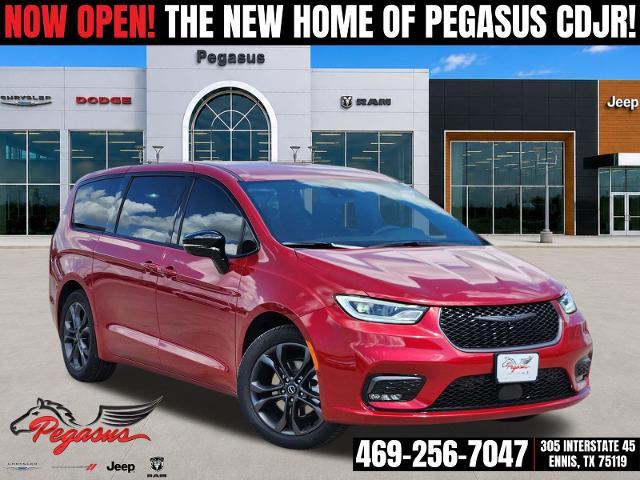 2026 Chrysler Pacifica Vehicle Photo in Ennis, TX 75119-5114