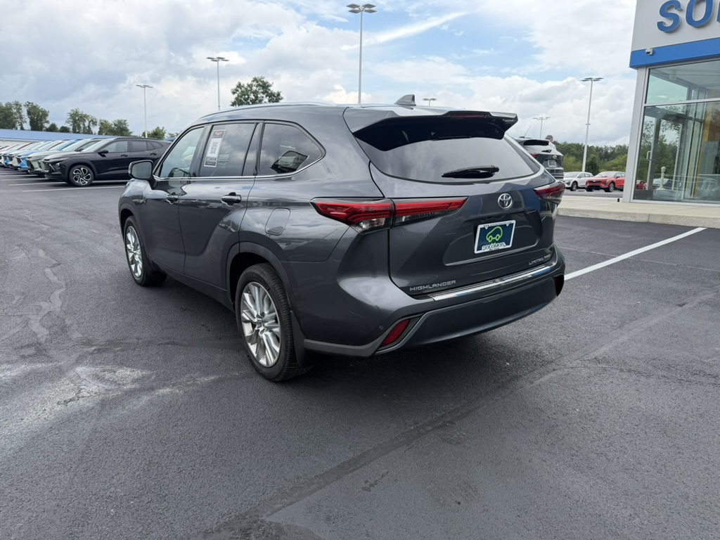 2021 Toyota Highlander photo 4 of 38