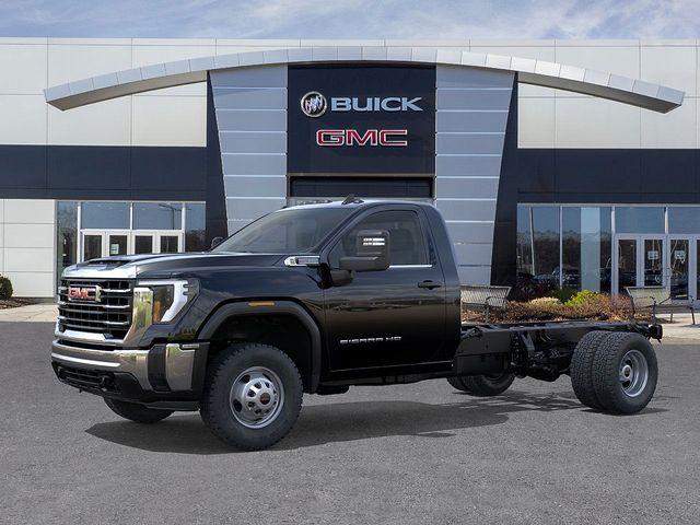 2025 GMC Sierra 3500 HD Chassis Cab Vehicle Photo in DANBURY, CT 06810-5034