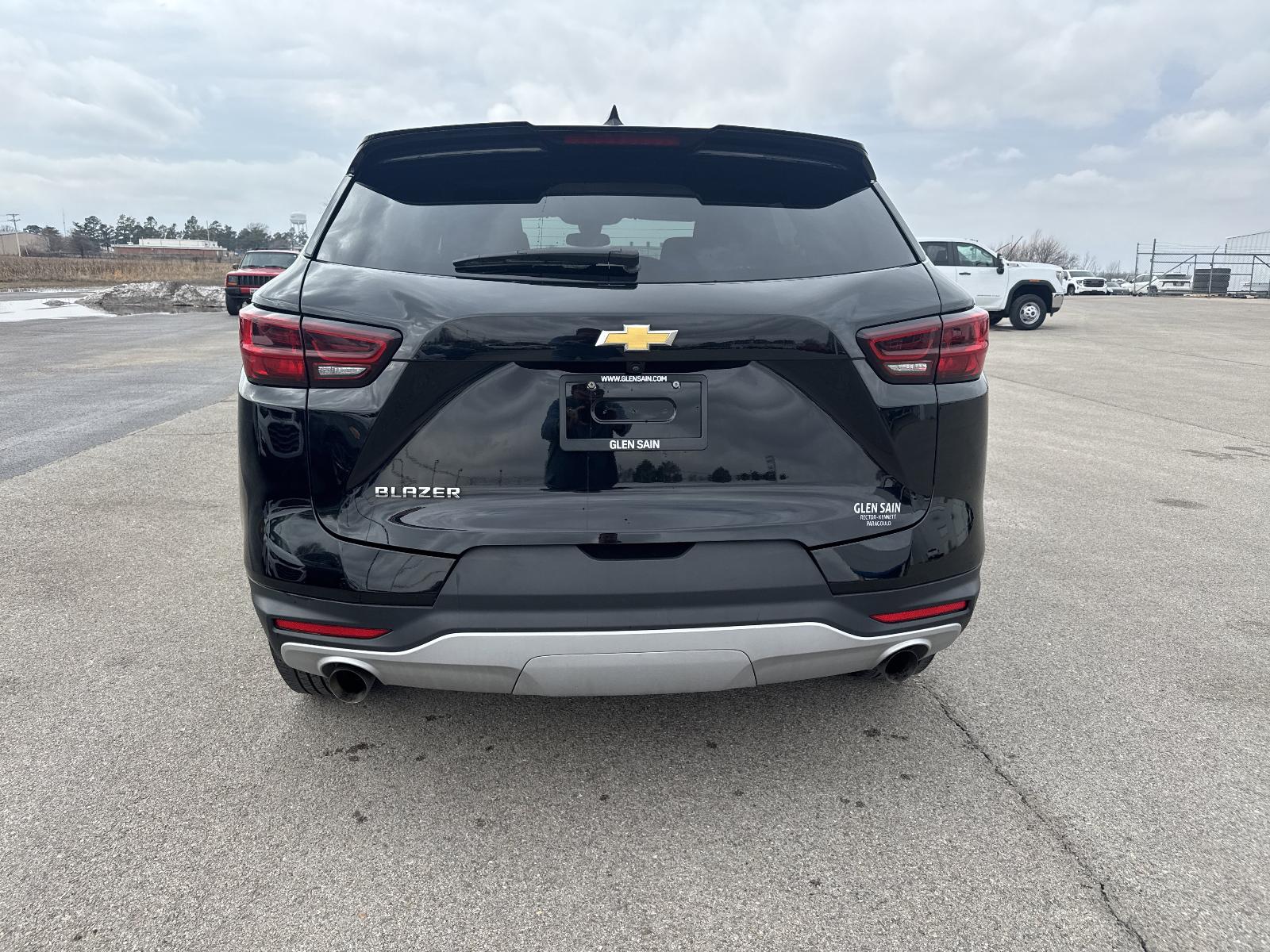 View vehicle photo 4