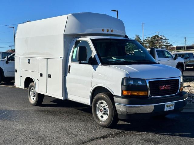2024 GMC Savana Cutaway 3500 Vehicle Photo in COLUMBIA, MO 65203-3903