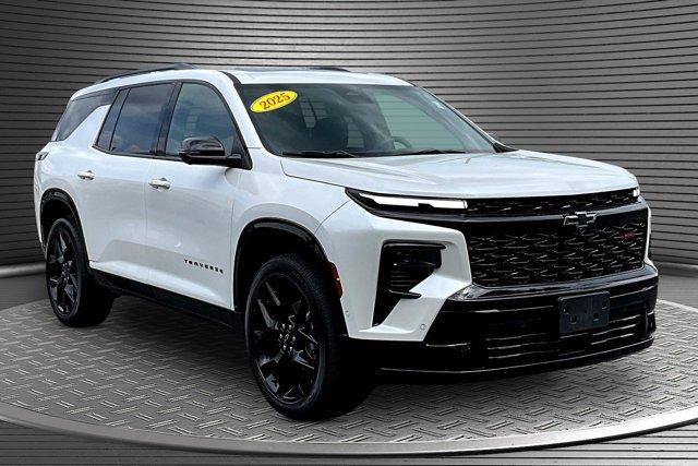 White (Iridescent Pearl Tricoat) 2025 Chevrolet Traverse SUV / Crossover Four-Wheel Drive 8-Speed Automatic