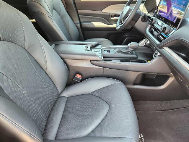 2024 Toyota Grand Highlander Vehicle Photo in DENTON, TX 76210-9321