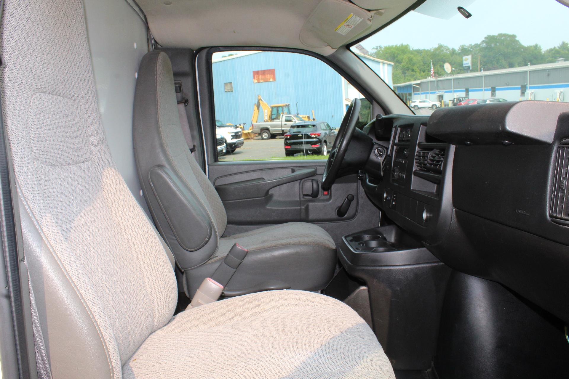 2014 Chevrolet Express Cutaway 3500 Vehicle Photo in NORTHAMPTON, MA 01060-1120