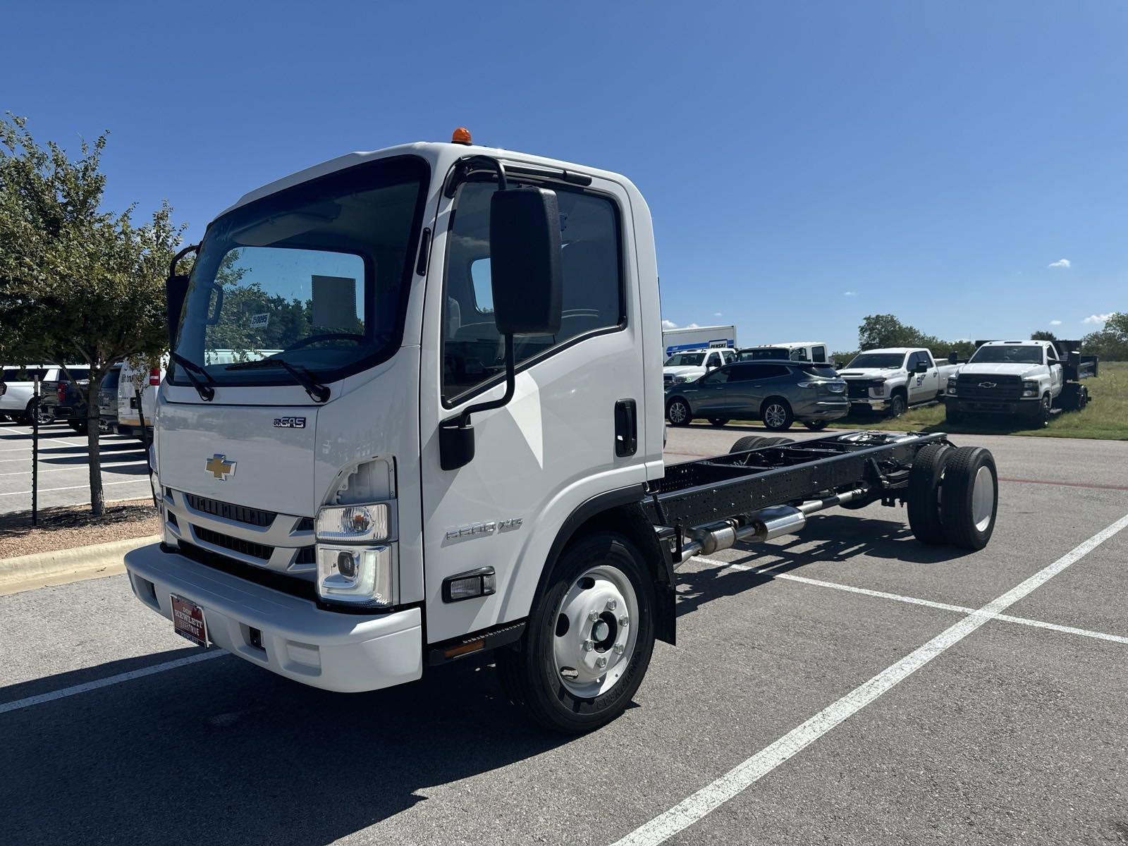 2025 Chevrolet Low Cab Forward 5500 XG Vehicle Photo in GEORGETOWN, TX 78626-7508