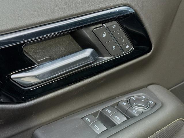 2025 Chevrolet Suburban Vehicle Photo in EVERETT, WA 98203-5662