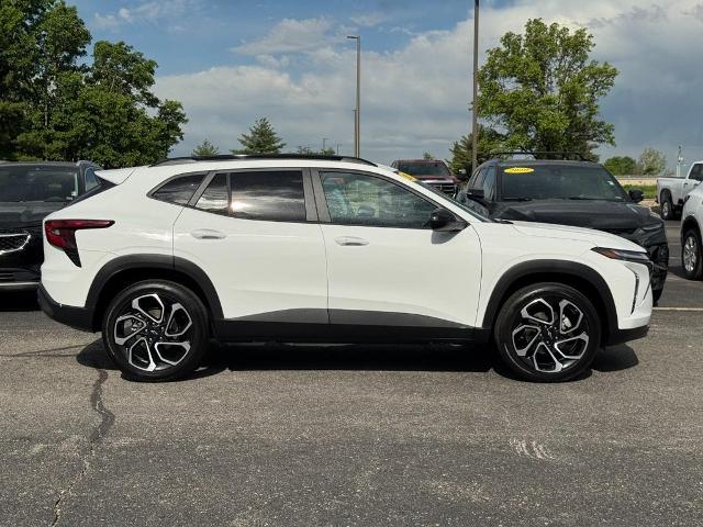 2025 Chevrolet Trax Vehicle Photo in COLUMBIA, MO 65203-3903