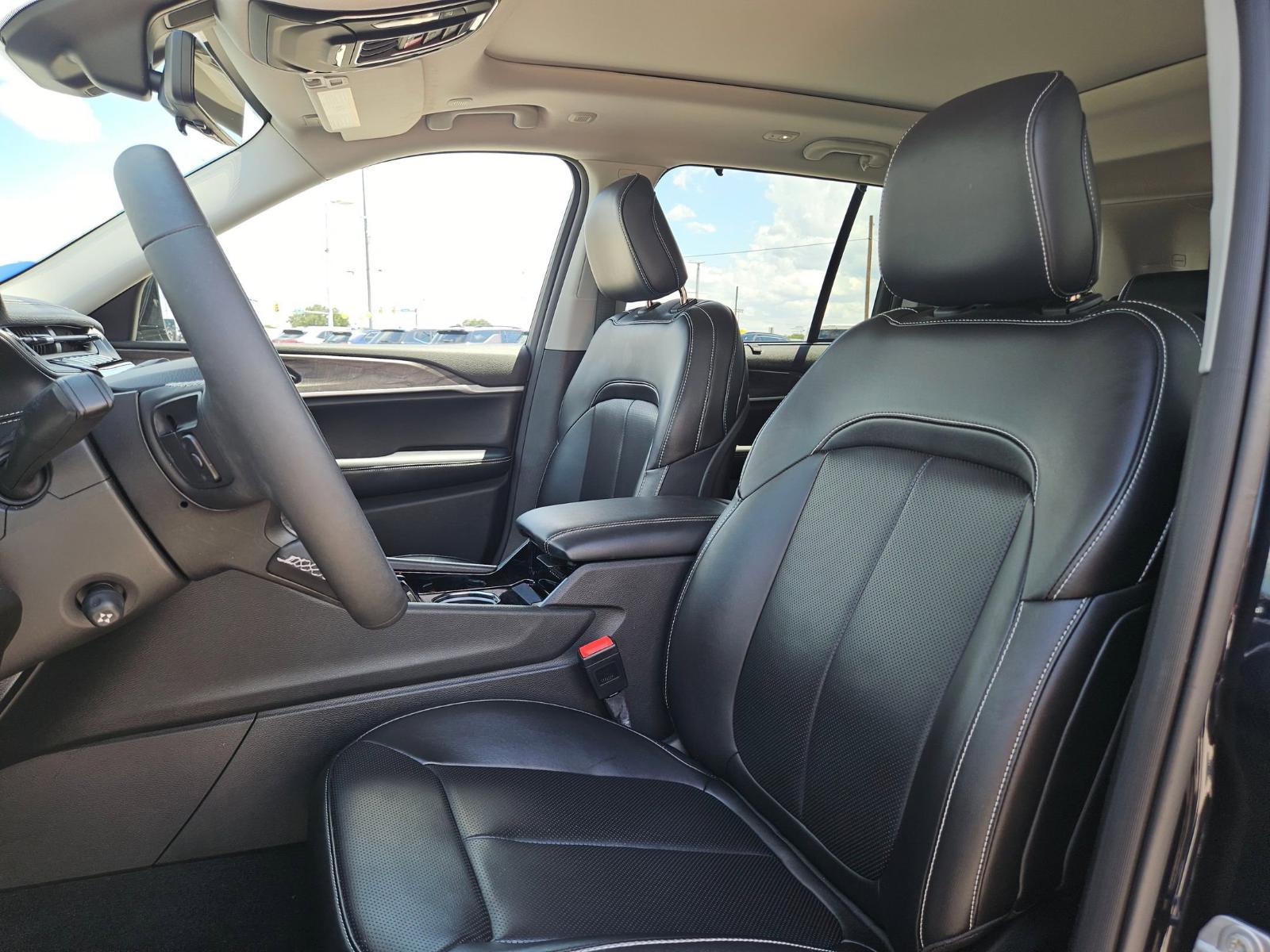 2023 Jeep Grand Cherokee Vehicle Photo in Seguin, TX 78155