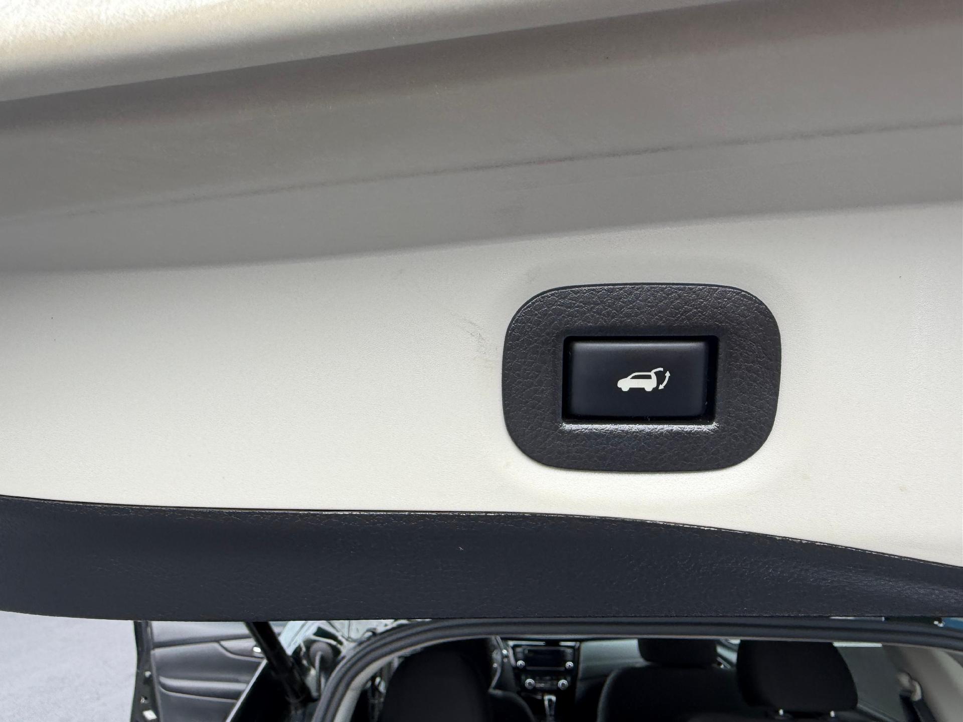 2019 Nissan Rogue photo 16 of 36