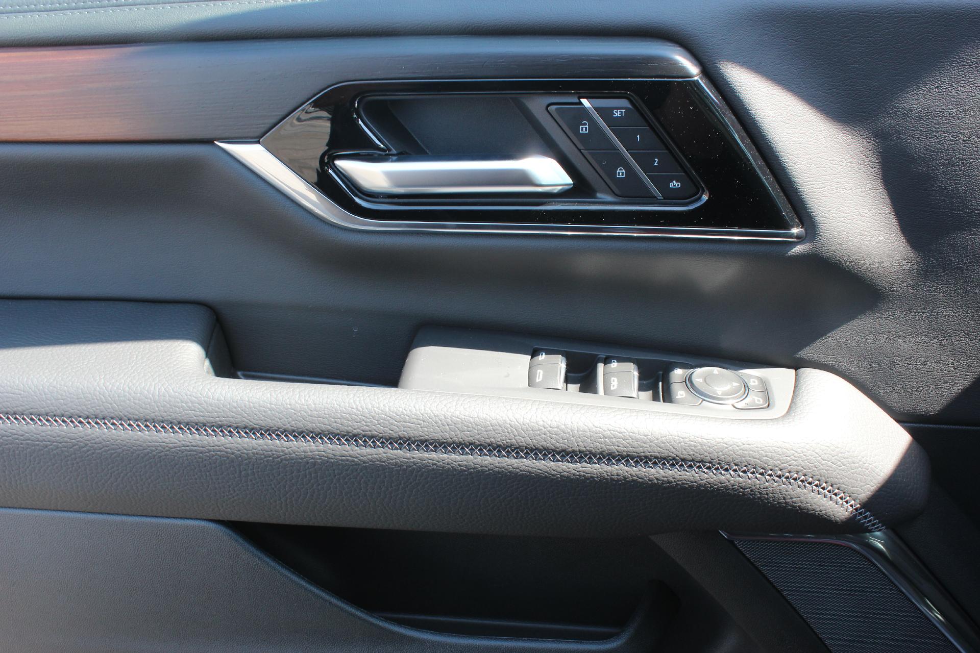 2025 GMC Yukon XL Vehicle Photo in AURORA, CO 80012-4011