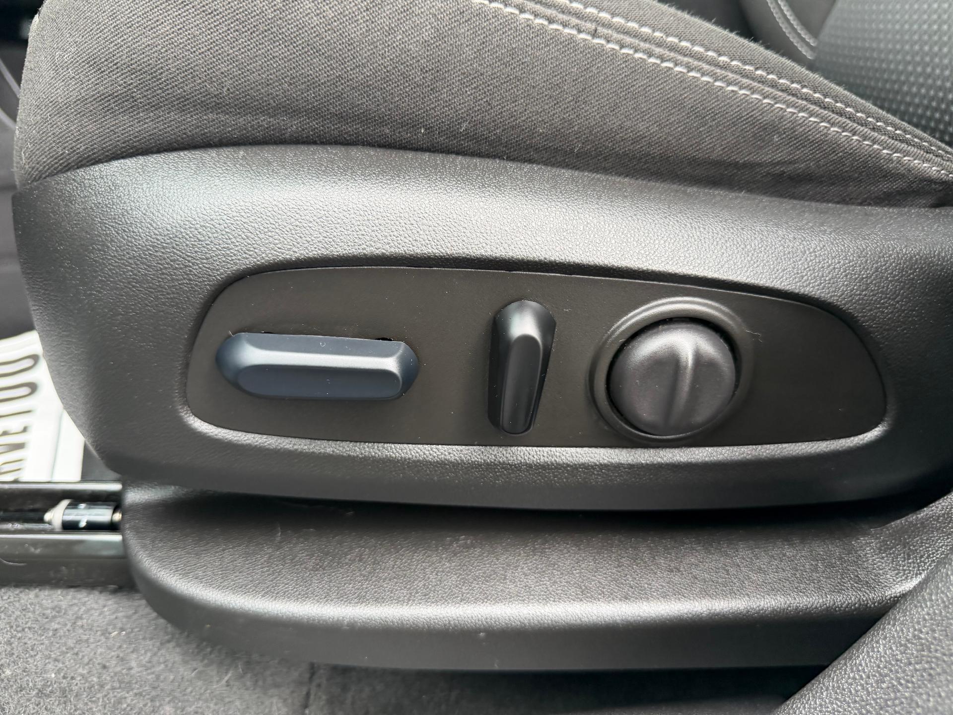 2024 GMC Terrain photo 31 of 36