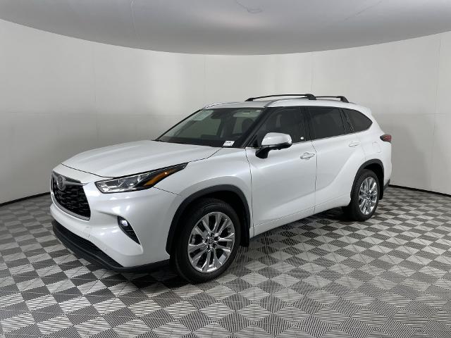 2024 Toyota Highlander Vehicle Photo in GILBERT, AZ 85297-0402