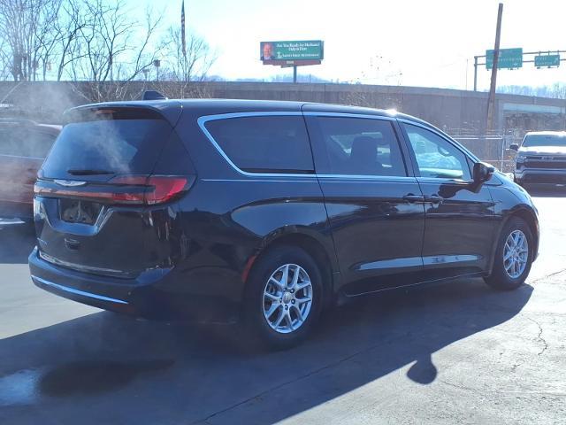 2023 Chrysler Pacifica Touring L - 3