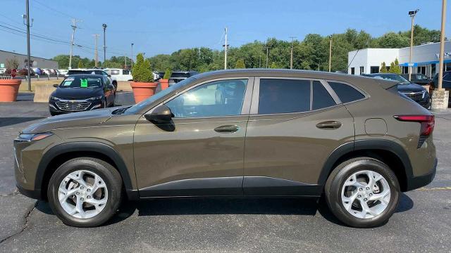 2024 Chevrolet Trax Vehicle Photo in MOON TOWNSHIP, PA 15108-2571