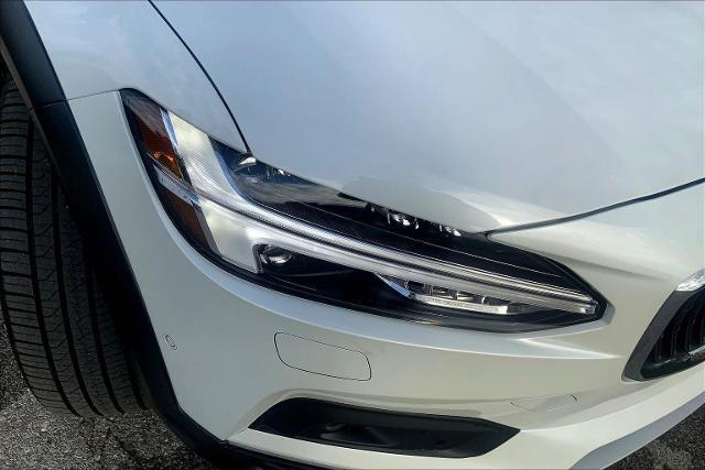 2025 Volvo V90 Cross Country Vehicle Photo in KANSAS CITY, MO 64114-4545