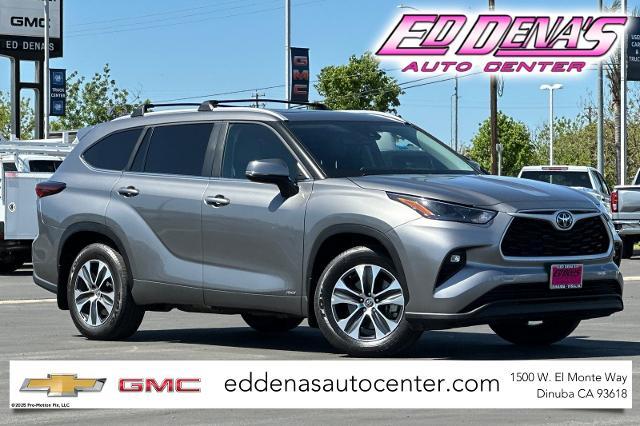 2025 Toyota Highlander Vehicle Photo in DINUBA, CA 93618-9116