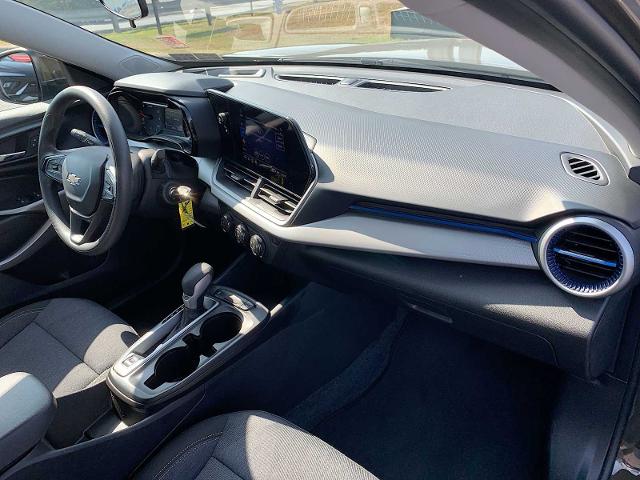 2024 Chevrolet Trax Vehicle Photo in MOON TOWNSHIP, PA 15108-2571