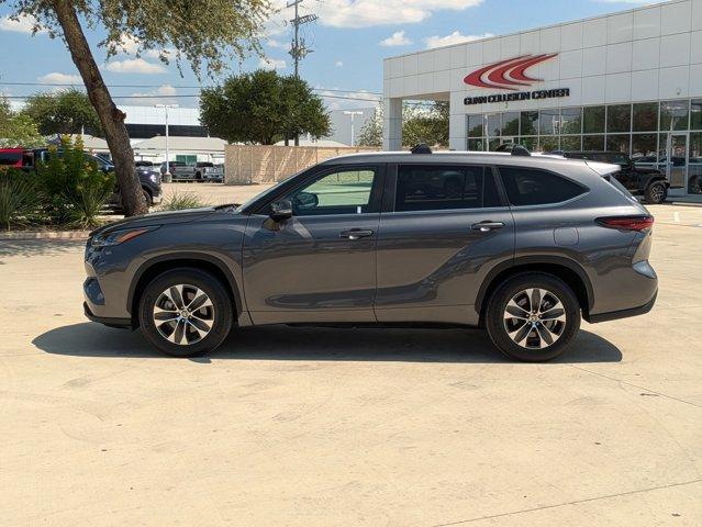 2024 Toyota Highlander Vehicle Photo in SELMA, TX 78154-1459
