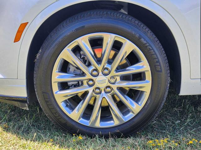 2023 Cadillac XT6 Vehicle Photo in DENTON, TX 76210-9321