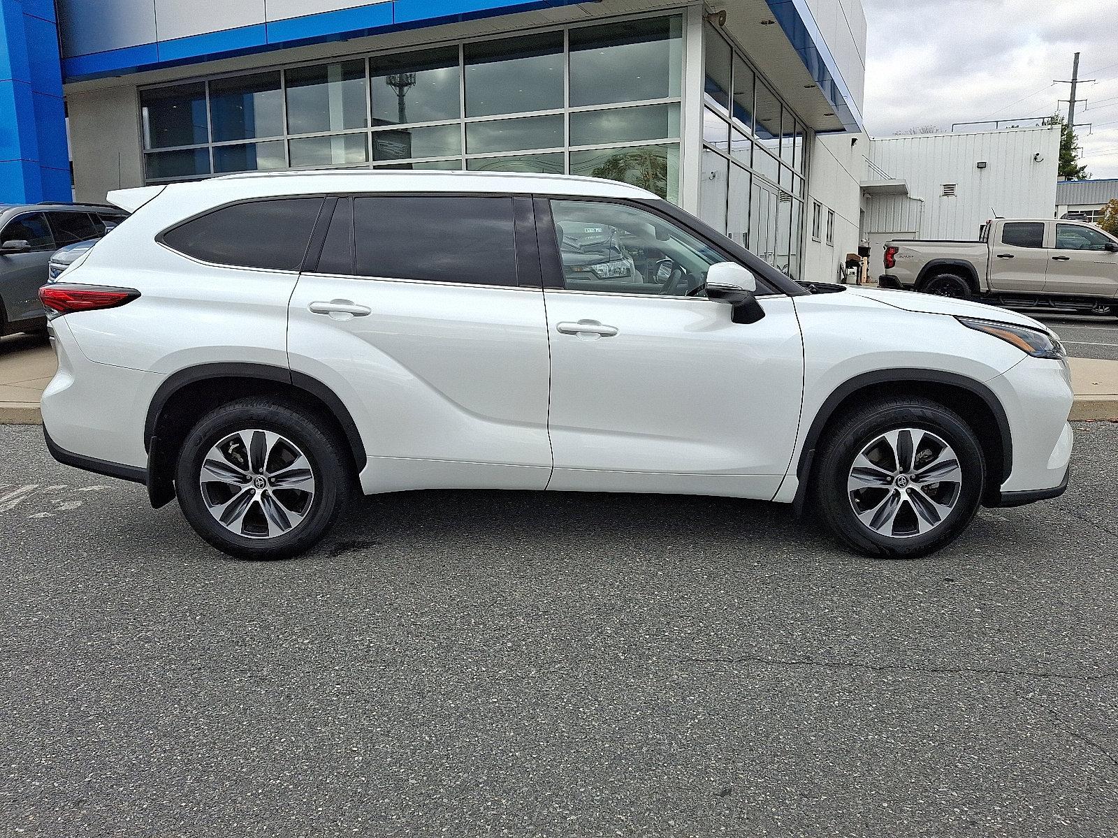 2022 Toyota Highlander Vehicle Photo in BETHLEHEM, PA 18017-9401