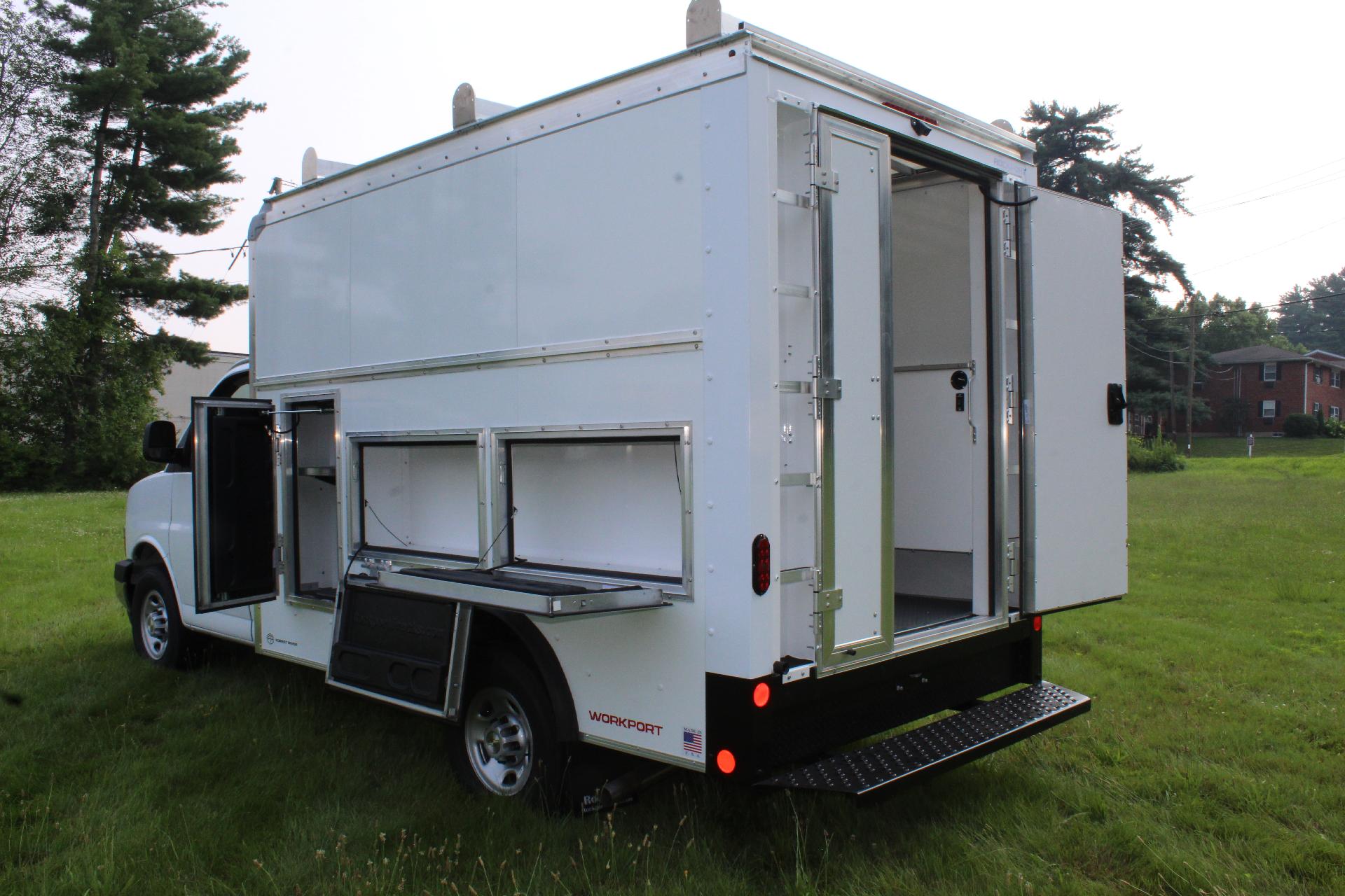 2025 Chevrolet Express Cutaway 3500 Vehicle Photo in NORTHAMPTON, MA 01060-1120