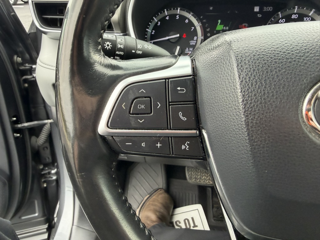 2021 Toyota Highlander photo 23 of 38