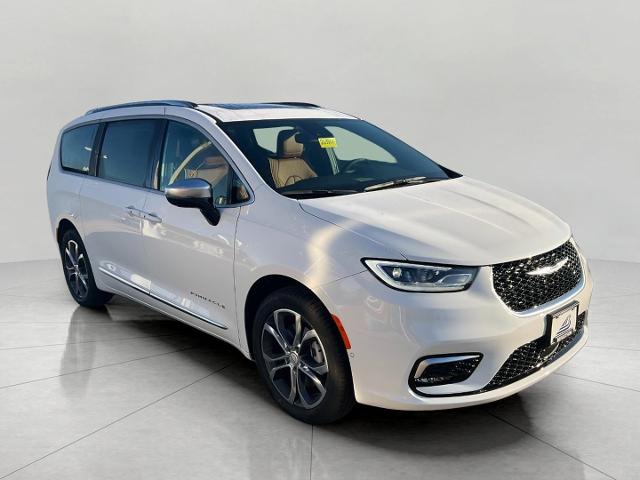 2026 Chrysler Pacifica Vehicle Photo in Neenah, WI 54956