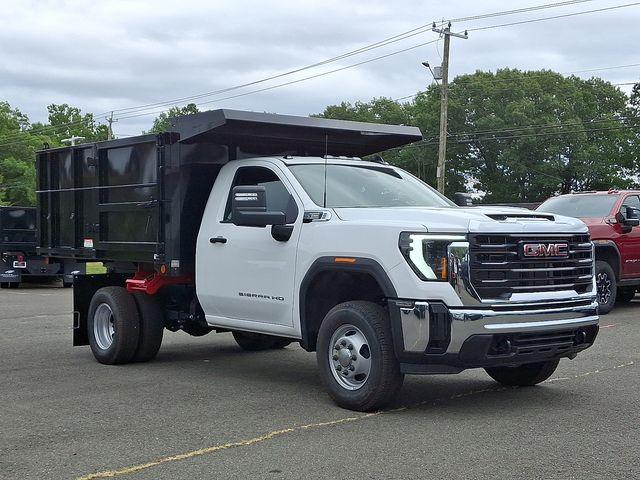2025 GMC Sierra 3500 HD Chassis Cab Vehicle Photo in DANBURY, CT 06810-5034