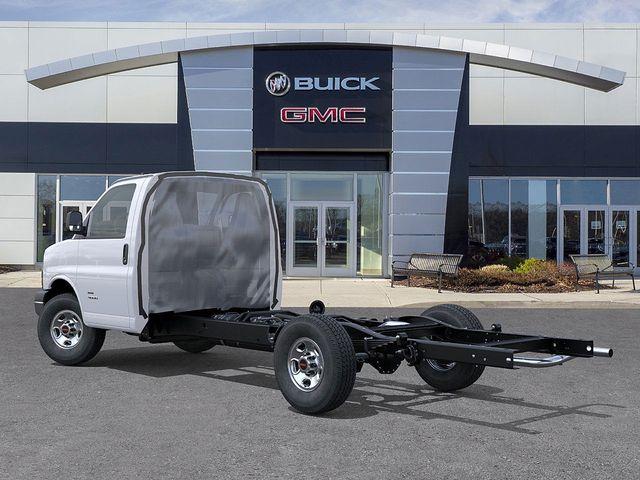 2025 GMC Savana Cutaway 3500 Vehicle Photo in DANBURY, CT 06810-5034