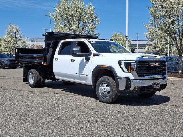 2025 GMC Sierra 3500 HD Chassis Cab Vehicle Photo in DANBURY, CT 06810-5034
