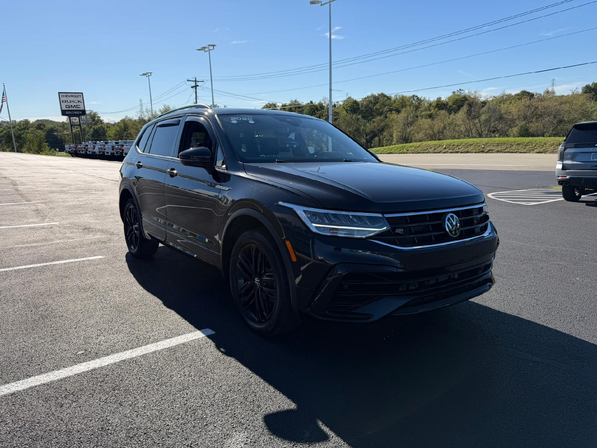 2022 Volkswagen Tiguan photo 8 of 37