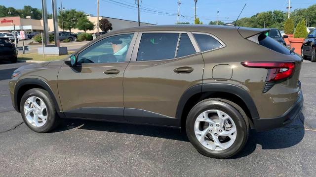 2024 Chevrolet Trax Vehicle Photo in MOON TOWNSHIP, PA 15108-2571
