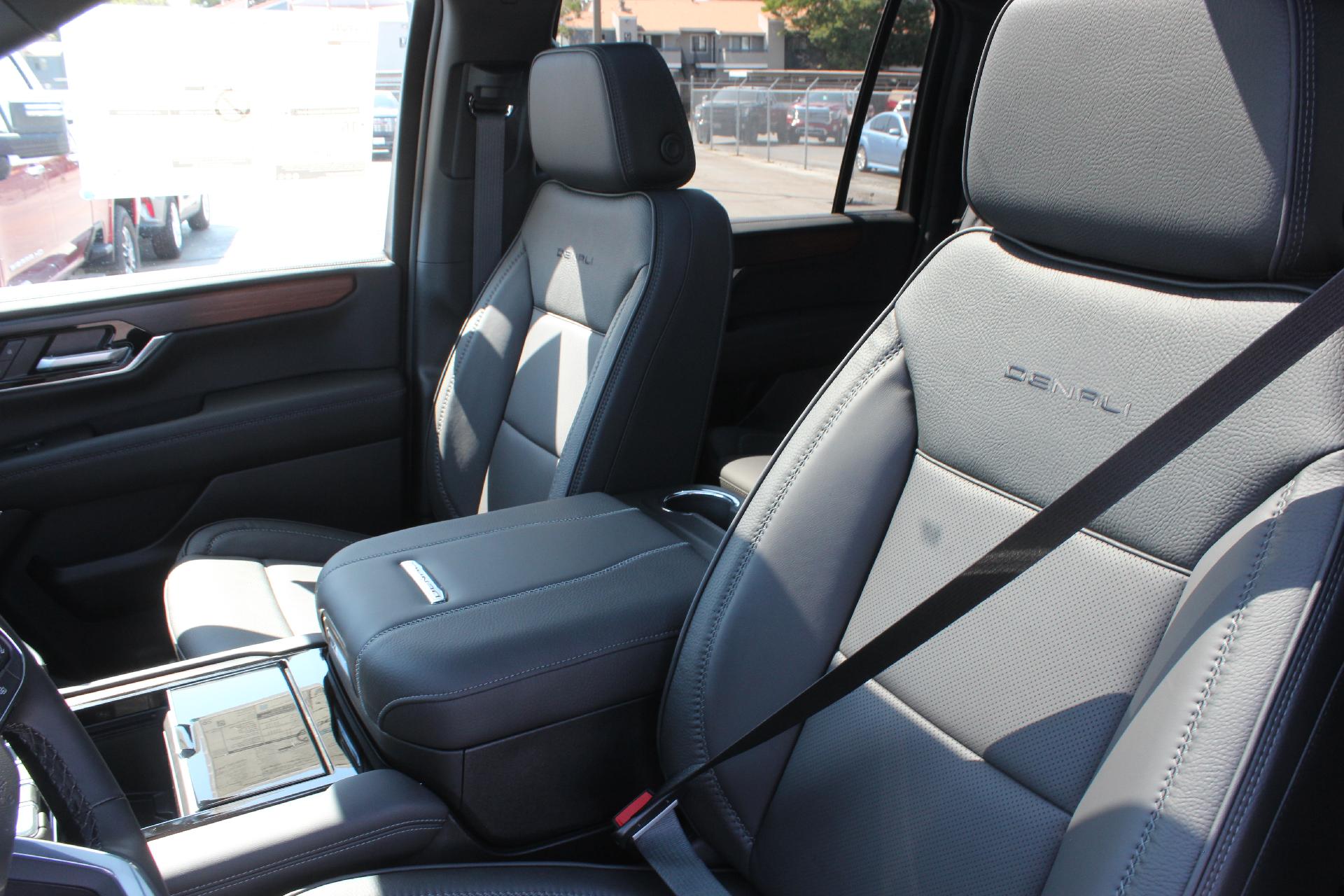 2025 GMC Yukon XL Vehicle Photo in AURORA, CO 80012-4011