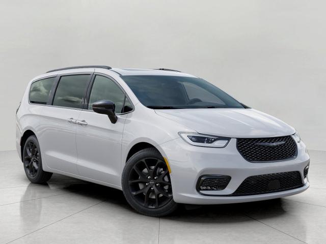 2026 Chrysler Pacifica Vehicle Photo in Neenah, WI 54956