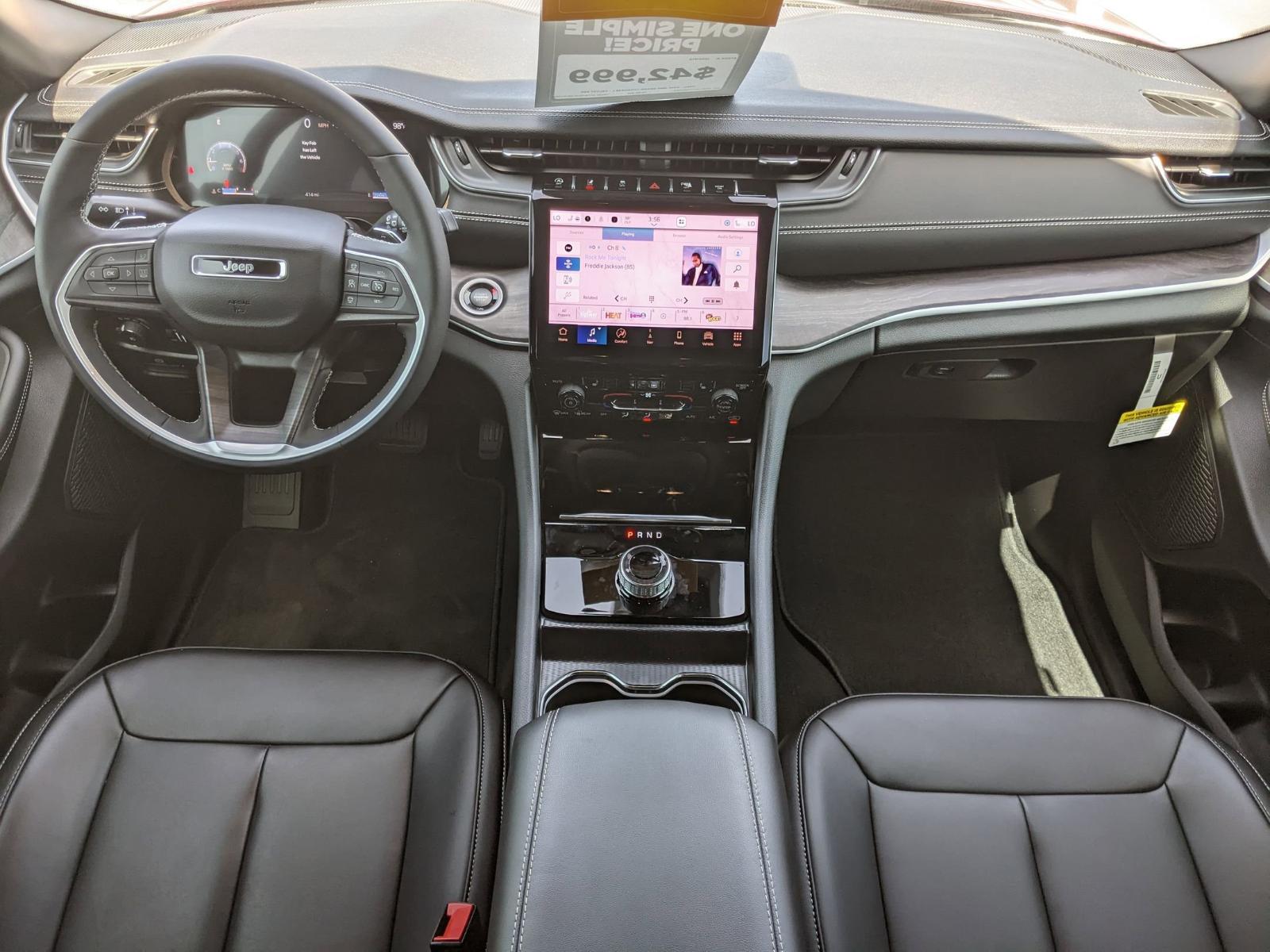2025 Jeep Grand Cherokee L Vehicle Photo in Seguin, TX 78155