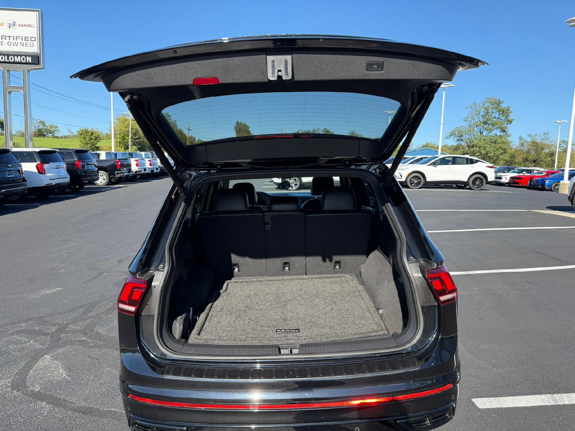 2022 Volkswagen Tiguan photo 12 of 37